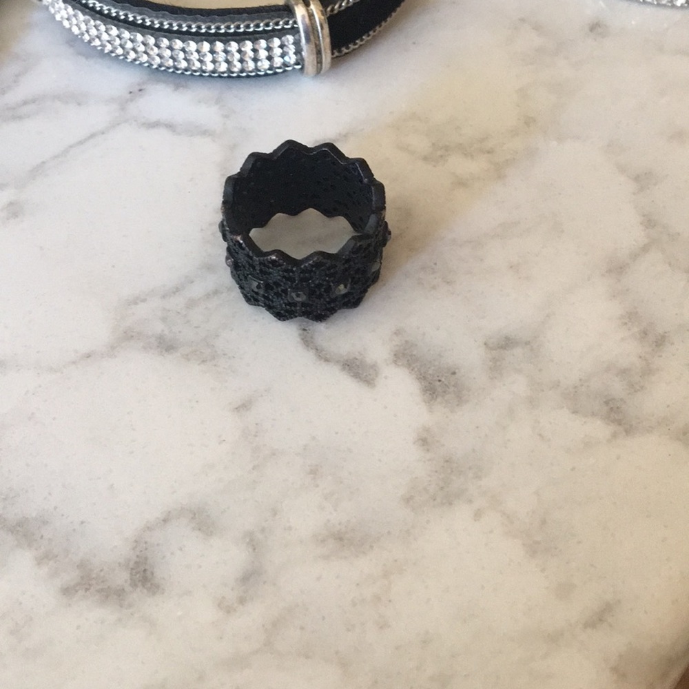 Black ring - Picture 2 of 3
